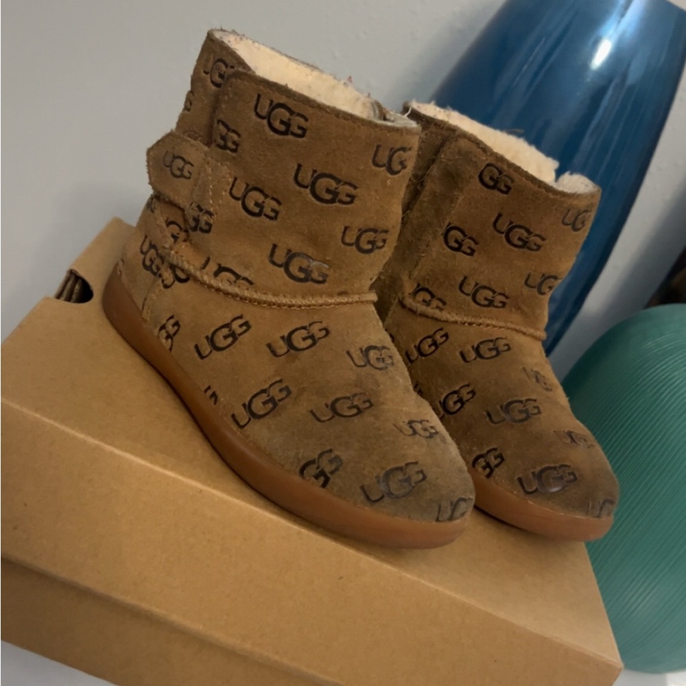 UGG Tan Logo Kids Boots - Picture 2 of 2